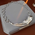 Vista de detalle del collar de metal arrugado con colgante de silueta de cuerpo humano - Collar - Plata