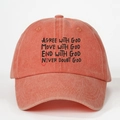 Detalle de gorra de algodón lavado naranja coral con el estampado Agree with God - Estilo AMEN Lavado Desgastado / Naranja