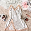 Elegantes weißes Satin-Nachthemd mit zarter rosa Spitze und seitlichem Schlitz-Detail - S / Weiß