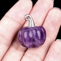 Ciondolo zucca in ametista con cappello da mago, mostrato sulla mano per scala - Ametista