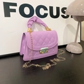 Bolso bandolera acolchado lavanda con cierre dorado y correa de cadena - Violeta