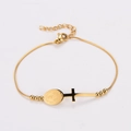Detail van gouden kruisbedel en Maria-hanger aan roestvrijstalen armband met slangenketting - Maagd Maria Stijl / Goud