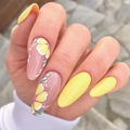Uñas postizas almendradas largas con patrones de flores amarillas y acabado brillante - Estilo con Patrón de Flor Amarilla y Corazón (JP1693)
