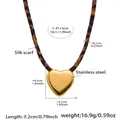 Dettaglio della collana foulard leopardata con grande ciondolo a cuore in acciaio dorato - Stile Cuore d'Oro (P2160)