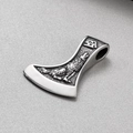 Detaillierte Makroansicht des Wikinger Axtanhängers mit Wolfsrelief und Walknoten Symbol aus Stahl - Silber Axt Anhänger (KP130626-TLX)