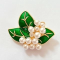 Detail van bloembloche met groene emaille bloemblaadjes en glanzende witte parels - Groen Blad Parel Broche