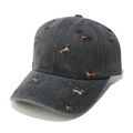 Dettaglio del ricamo bassotto su cappellino da baseball grigio scuro lavato effetto vintage - M (56-58cm) / Nero
