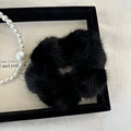 Chouchou en peluche noire douce dans un plateau avec un bracelet de perles chic - Noir