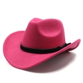 Détail du chapeau de cowboy en feutre rose avec ruban en cuir noir et boucle en métal - M (56-58cm) / Rose Rouge