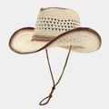 Detail eines hohlen Cowboy-Strohhuts mit Strassgürtel und verstellbarem Kinnriemen - Beige mit braunem Rand