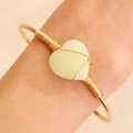 Handgemaakte vergulde armband met een hartvormige natuursteen en draadwikkeling - Goud Groen K-190