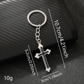 Portachiavi croce gotica argento con misure indicate su sfondo in fibra di carbonio - Nero 010-1 (Croce con intarsio nero)