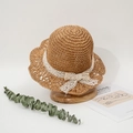 Dettaglio cappello di paglia per neonata con fiocco in pizzo e tesa ondulata stile rustico - 50-52CM / Marrone