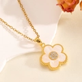 Détail du pendentif fleur dorée avec pétales blancs et pierre en zircone brillante - Collier Fleur à Cinq Pétales Doré avec Nacre Rose (T024)