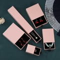 Rosa Schmuckschachtel-Set in fünf Größen mit schwarzem Samtfutter auf grünem Grund - 5x5x3.5cm / Rosa