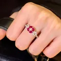 Exquisito anillo en forma de flor con diamante central y pétalos de rubí rojo intenso - Plata-Rojo