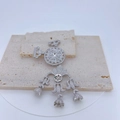 Dettaglio di pendente traforato floreale argento con strass bianchi su pietre vere - Argento
