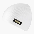 Dettaglio macro di un berretto in maglia a coste bianca con etichetta in metallo dorato - L (58-60cm) / Bianco