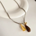 Detalle de collar de acero de titanio con colgantes de cono, bola y gota de resina marrón - Estilo Colgante de Gota de Agua Mixto Plata Oro