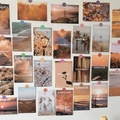 Dettaglio di cartoline per collage a parete con tipografia inglese artistica e natura - 100.000 Anni Luce
