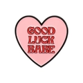 Rosa Emaille-Anstecknadel in Herzform mit rotem Good Luck Babe Schriftzug und Metallrand - Good Luck Babe Herz (QHXZ3100)