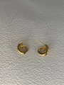 Detalle de los pendientes de espiral dorados minimalistas con textura metálica pulida - Dorado
