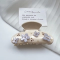 Elegante pinza para el cabello de acetato crema con mariposas lavanda, flores y pedrería - 8cm*4cm 24g / Blanco Roto