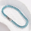 Dettaglio di zirconi taglio marquise blu chiaro su un bracciale tennis in argento - Blu lago