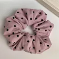Chouchou rose en seersucker à pois noirs avec bords plissés pour queue de cheval - Chouchou Rose à Pois Noirs