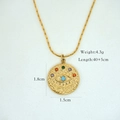 Dettaglio della collana con ciondolo malocchio in oro 14k, gemme colorate e dimensioni - 1195 Disco Occhio