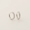 Boucles d'oreilles créoles en argent 925 avec zircons cubiques clairs sur fond beige - Or Blanc