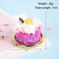 Paarse miniatuur cake sleutelhanger met roze glazuur en gele kers, 5cm hoge bedel - D02 Gele Kers Model