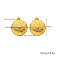 Gros plan de boucles d'oreilles spirale en acier doré 20mm avec détail de poids 4,8g - Style Motif de Tourbillon Rond (E354)