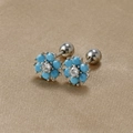 Détail de boucles d'oreilles fleur bleu ciel avec tige en argent S925 et fermoir à vis - Argent-Bleu Lac