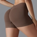 Détail macro du short de yoga marron café sans couture avec texture push-up fessier - Marron