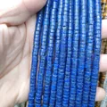 Makroaufnahme blauer zylindrischer Naturstein-Zwischenperlen mit matter Mineraltextur - Lapislazuli