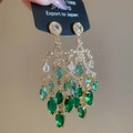 Dettaglio di orecchini a lampadario placcati oro 18K con cristalli di zircone verde smeraldo - Placcato Oro 18K Perno in Argento Sfumato Verde / Verde