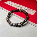 Bracelet en bois d'agar à perles carrées marron foncé avec anneau métallique doré - Style Perle Carrée Anneau d'Or / Perles Carrées 7mm