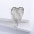 Elegante spilla a nappa argentata con strass brillanti su un supporto bianco - Argento