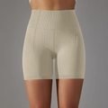 Close-up van naadloze honingraattextuur en hoge tailleband op deze yoga shorts - Lichtgrijs