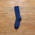 Calze in cotone blu scuro con trama a coste classiche su superficie di legno - Taglia unica / Bordo Liscio Blu Notte (1 Paio)