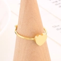 Anillo abierto corazón dorado minimalista en soporte de madera con fondo cálido - Corazón Dorado (KR106172-K)