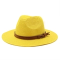 Détail d'un chapeau fedora en paille jaune avec ruban en cuir brun et boucle métal - M (56-58cm) / Jaune