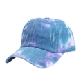Detalle de gorra tie-dye desgastada con bordes deshilachados y textura de denim morado - Ajustable / Azul