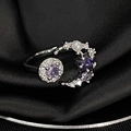 Dettaglio anello regolabile argento con luna, stella, gemme viola e perla bianca lucida - Aperto Regolabile / Luna Stella Perla d'Argento