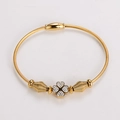 Detalle de brazalete de trébol dorado con alambre de metal trenzado y cristal - Oro de 18K