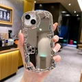 Detalle de funda para iPhone efecto espejo plata con bordes ondulados y corazones 3D - Espejo Plateado / iphone15PROMAX