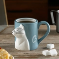 Tazza in ceramica blu opaca con gatto 3D e manico a cuore su un tavolo in legno - 301-400ml / Blu Opaco Bianco Tazza