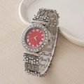 Vue détaillée de la lunette en strass étincelants et du cadran rouge à chiffres romains - Cadran Rouge Argent Chiffres Romains Aiguille Décorative (12)