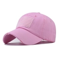 Dettaglio cappellino rosa in cotone lavato con bandiera americana ricamata e stile usurato - Cotone Lavato Rosa